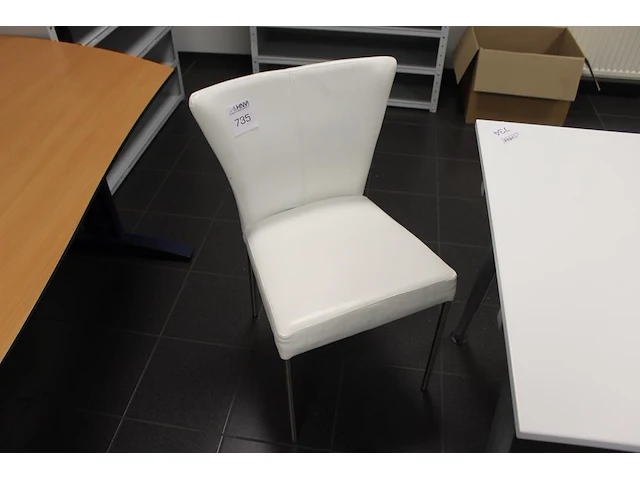 Drie kunstlederen stoelen - afbeelding 1 van  3