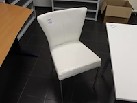 Drie kunstlederen stoelen - afbeelding 1 van  3