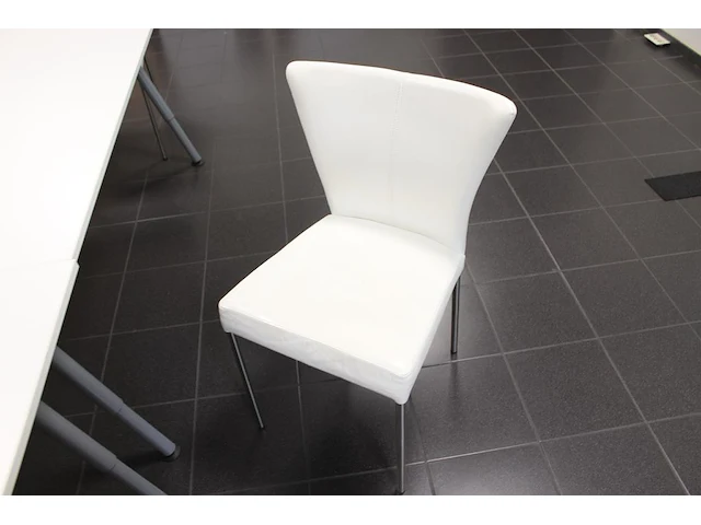 Drie kunstlederen stoelen - afbeelding 2 van  3