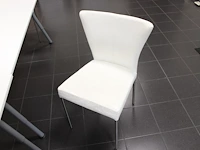 Drie kunstlederen stoelen - afbeelding 2 van  3