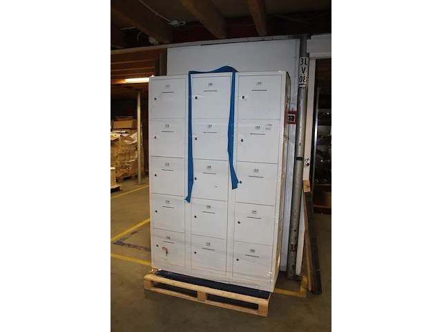 Drie lockerkasten. afmeting 41 cm x 45 cm x 190 cm - afbeelding 1 van  2
