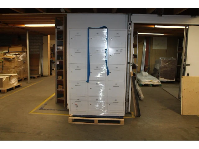 Drie lockerkasten. afmeting 41 cm x 45 cm x 190 cm - afbeelding 2 van  2
