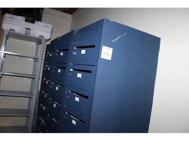 Drie lockerkasten met 10 lockers. afmeting 38 x 50 x 180 cm. - afbeelding 1 van  2