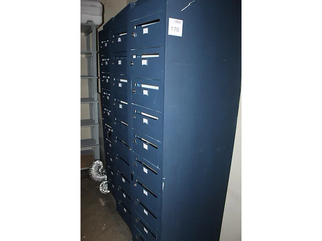 Drie lockerkasten met 10 lockers. afmeting 38 x 50 x 180 cm. - afbeelding 2 van  2