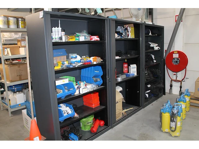 Drie magazijnkasten triumph / hb office w.v. 2 met sleutel. let op: exclusief inhoud en ophalen na 13.00u. - afbeelding 1 van  2