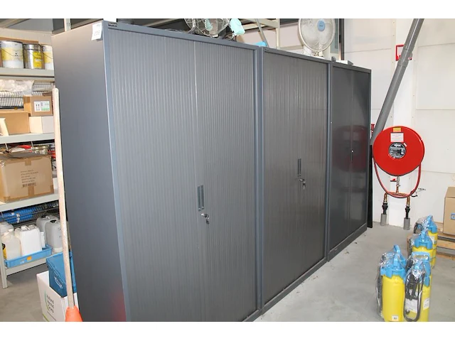 Drie magazijnkasten triumph / hb office w.v. 2 met sleutel. let op: exclusief inhoud en ophalen na 13.00u. - afbeelding 2 van  2