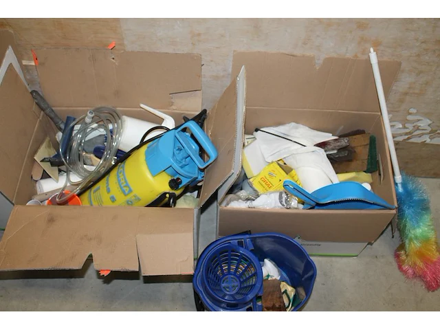 Drie magazijnstellingen 90 x 60 x 178 cm gevuld met bouw- en klusproducten waaronder schroeven, lakken, han... - afbeelding 2 van  10