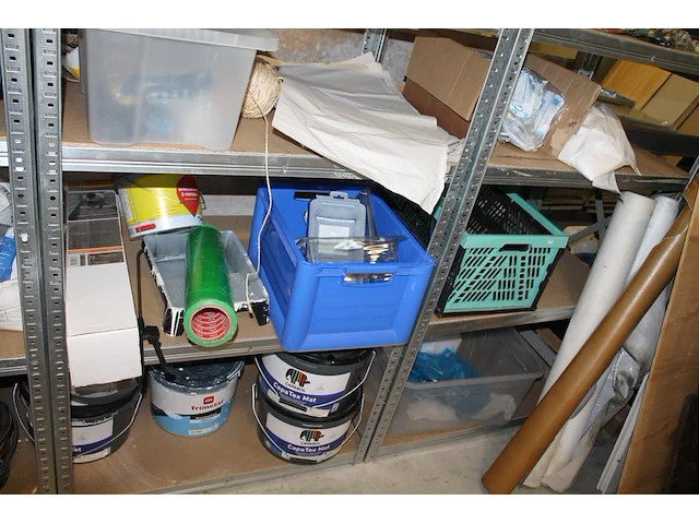 Drie magazijnstellingen 90 x 60 x 178 cm gevuld met bouw- en klusproducten waaronder schroeven, lakken, han... - afbeelding 8 van  10