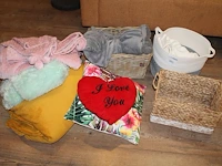 Drie manden met diverse plaids en kussens. - afbeelding 1 van  1