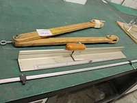 Drie meetinstrumenten/tekenhulpen, waaronder meetlat en passers. - afbeelding 1 van  1