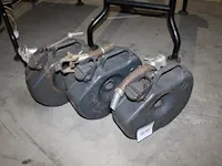Drie metalen jerrycans - afbeelding 1 van  1