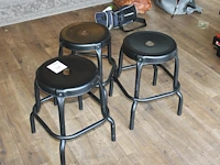 Drie metalen krukjes met doorsnede 33 cm en hoogte 46 cm. - afbeelding 2 van  2