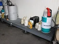 Drie olieopvangbakken met diverse opvoerpompen, schenkkannen en enkele restanten olie. - afbeelding 1 van  4