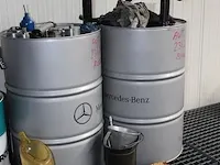 Drie olieopvangbakken met diverse opvoerpompen, schenkkannen en enkele restanten olie. - afbeelding 3 van  4