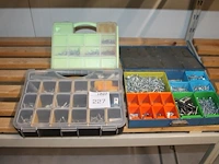 Drie organisers met o.a. bevestigingsmaterialen. - afbeelding 1 van  3