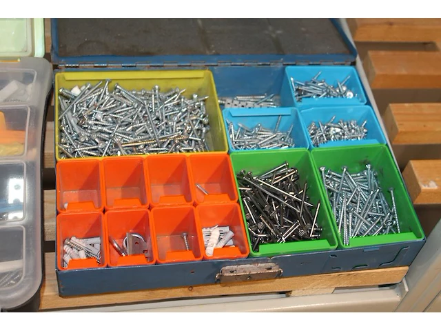 Drie organisers met o.a. bevestigingsmaterialen. - afbeelding 2 van  3