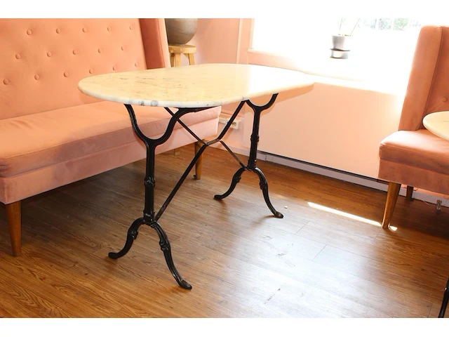 Drie ovalen horecatafels met hardstenen blad en metalen poten. afmeting 120 x 60 x 70 cm. - afbeelding 2 van  4