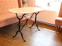 Drie ovalen horecatafels met hardstenen blad en metalen poten. afmeting 120 x 60 x 70 cm. - afbeelding 2 van  4