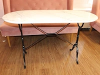 Drie ovalen horecatafels met hardstenen blad en metalen poten. afmeting 120 x 60 x 70 cm. - afbeelding 3 van  4