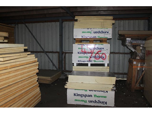 Drie pallets en stapel met pir platen 120 x 120 cm in o.a. de diktes 45, 60 en 75 cm. ca. 40 platen. - afbeelding 1 van  3