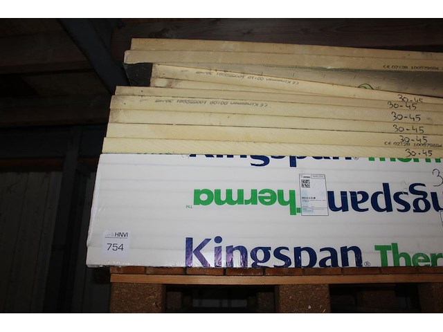 Drie pallets en stapel met pir platen 120 x 120 cm in o.a. de diktes 45, 60 en 75 cm. ca. 40 platen. - afbeelding 2 van  3