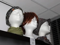 Drie piepschuim hoofden met hoofdbedekking. - afbeelding 2 van  2