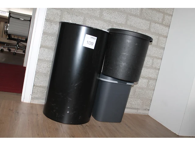 Drie prullenbakken waaronder hoogte 60 cm. - afbeelding 1 van  1