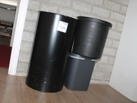 Drie prullenbakken waaronder hoogte 60 cm. - afbeelding 1 van  1