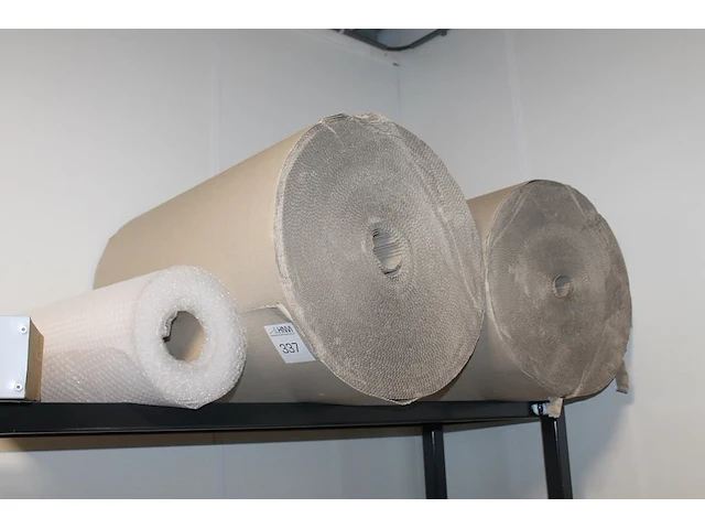 Drie rollen verpakkingsmateriaal op stelling. - afbeelding 1 van  1