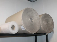 Drie rollen verpakkingsmateriaal op stelling. - afbeelding 1 van  1