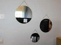 Drie ronde spiegels in diverse doorsnedes. - afbeelding 1 van  2
