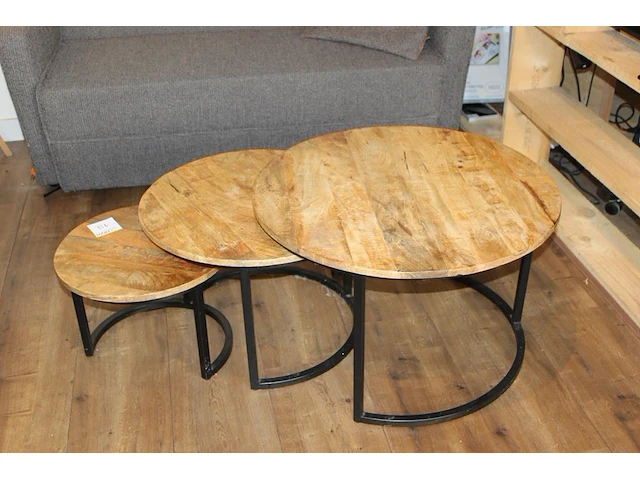 Drie ronde tafels met houten blad. - afbeelding 1 van  2