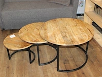 Drie ronde tafels met houten blad. - afbeelding 1 van  2