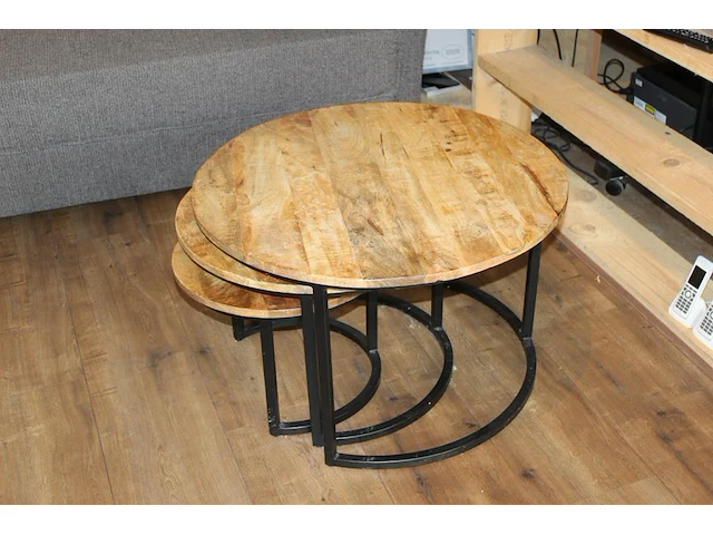 Drie ronde tafels met houten blad. - afbeelding 2 van  2