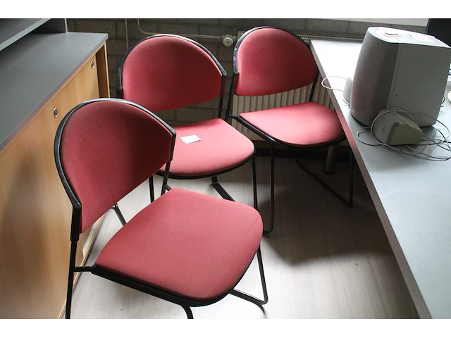 Drie rood gestoffeerde kantoorstoelen. - afbeelding 1 van  2