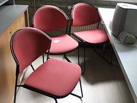 Drie rood gestoffeerde kantoorstoelen. - afbeelding 1 van  2