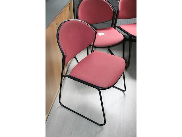 Drie rood gestoffeerde kantoorstoelen. - afbeelding 2 van  2