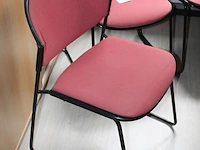 Drie rood gestoffeerde kantoorstoelen. - afbeelding 2 van  2