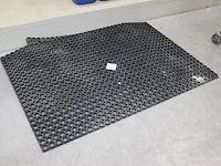 Drie rubber vloermatten in diverse afmetingen. - afbeelding 1 van  1
