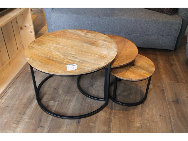Drie salontafels met doorsnede 74, 60 cm en 48 cm. - afbeelding 1 van  1
