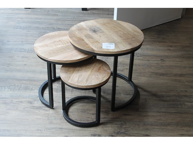 Drie salontafels met doorsnedes 49, 40 en 29 cm. - afbeelding 1 van  2