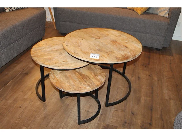 Drie salontafels met doorsnedes 72 cm 58 cm en 42 cm. - afbeelding 1 van  2