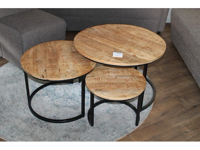 Drie salontafels met doorsnedes 75, 60 en 48 cm. - afbeelding 1 van  2