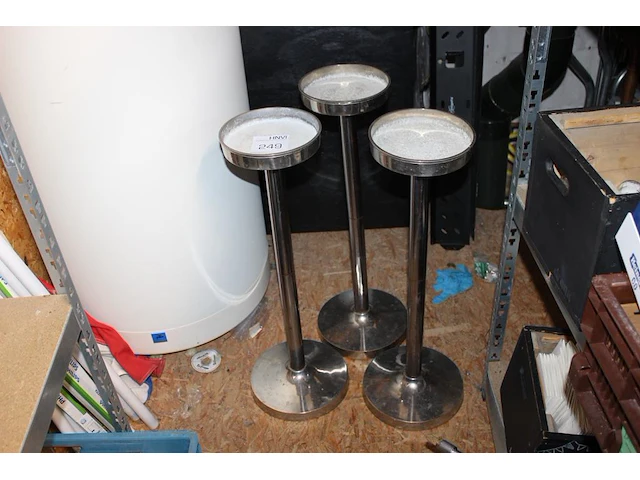 Drie staande asbakken met hoogte 71 cm. - afbeelding 1 van  2