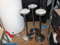 Drie staande asbakken met hoogte 71 cm. - afbeelding 1 van  2