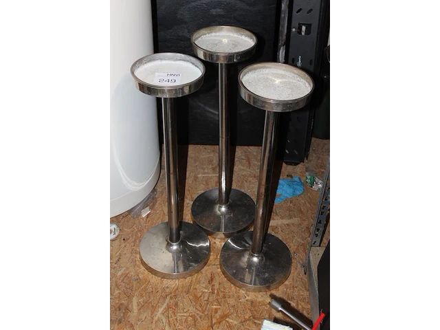 Drie staande asbakken met hoogte 71 cm. - afbeelding 2 van  2