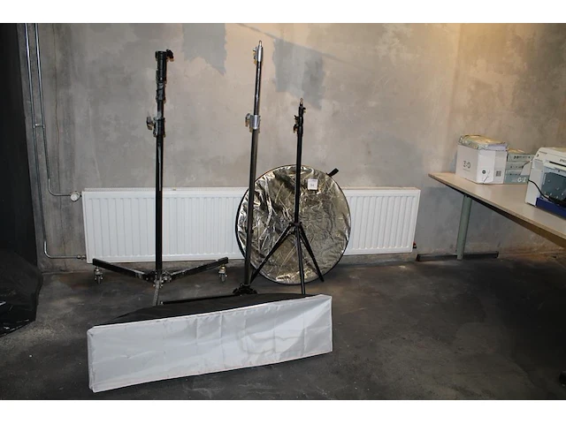Drie statieven in diverse uitvoeringen, een soft box en een reflectiescherm met doorsnede 60 cm. - afbeelding 1 van  1