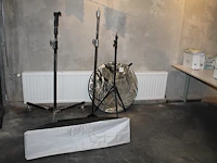 Drie statieven in diverse uitvoeringen, een soft box en een reflectiescherm met doorsnede 60 cm. - afbeelding 1 van  1