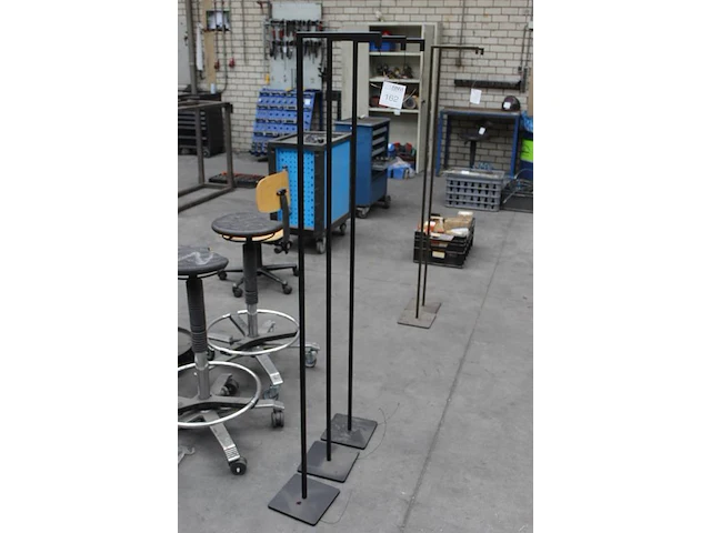 Drie statieven zwart met hoogte 160 cm. - afbeelding 2 van  2