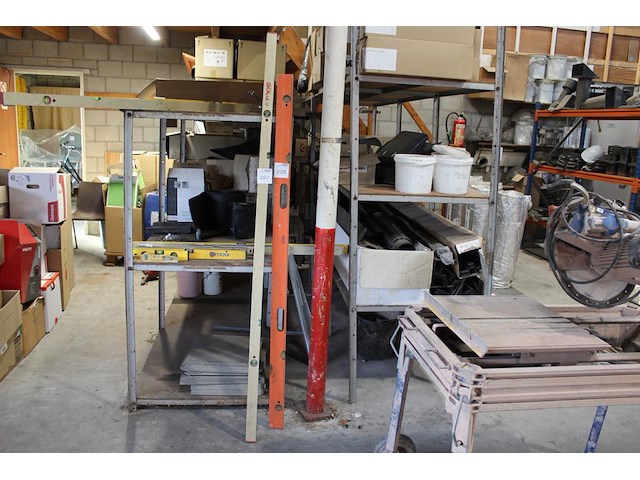 Drie stellingen met houten legbladen. afmeting 303 x 80 x 214 cm en 400 x 80 x 157 cm. en 400 x 160 x 157cm. - afbeelding 1 van  4